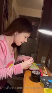 Rolling a honey blunt i do this naked on my other page part 1