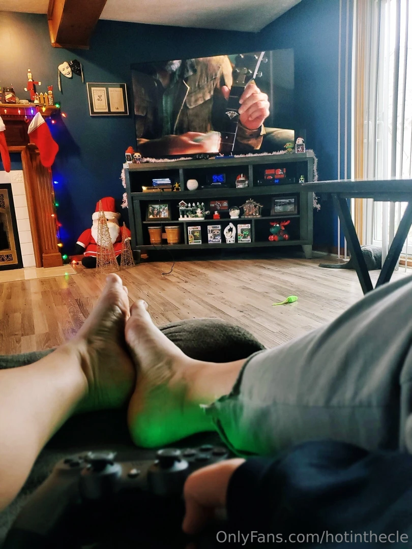 My brother got me the last of us part 2 for christmas uploading it 