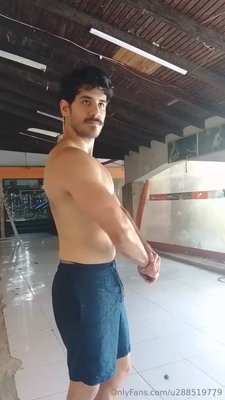 Here i am again making some muscle pose 