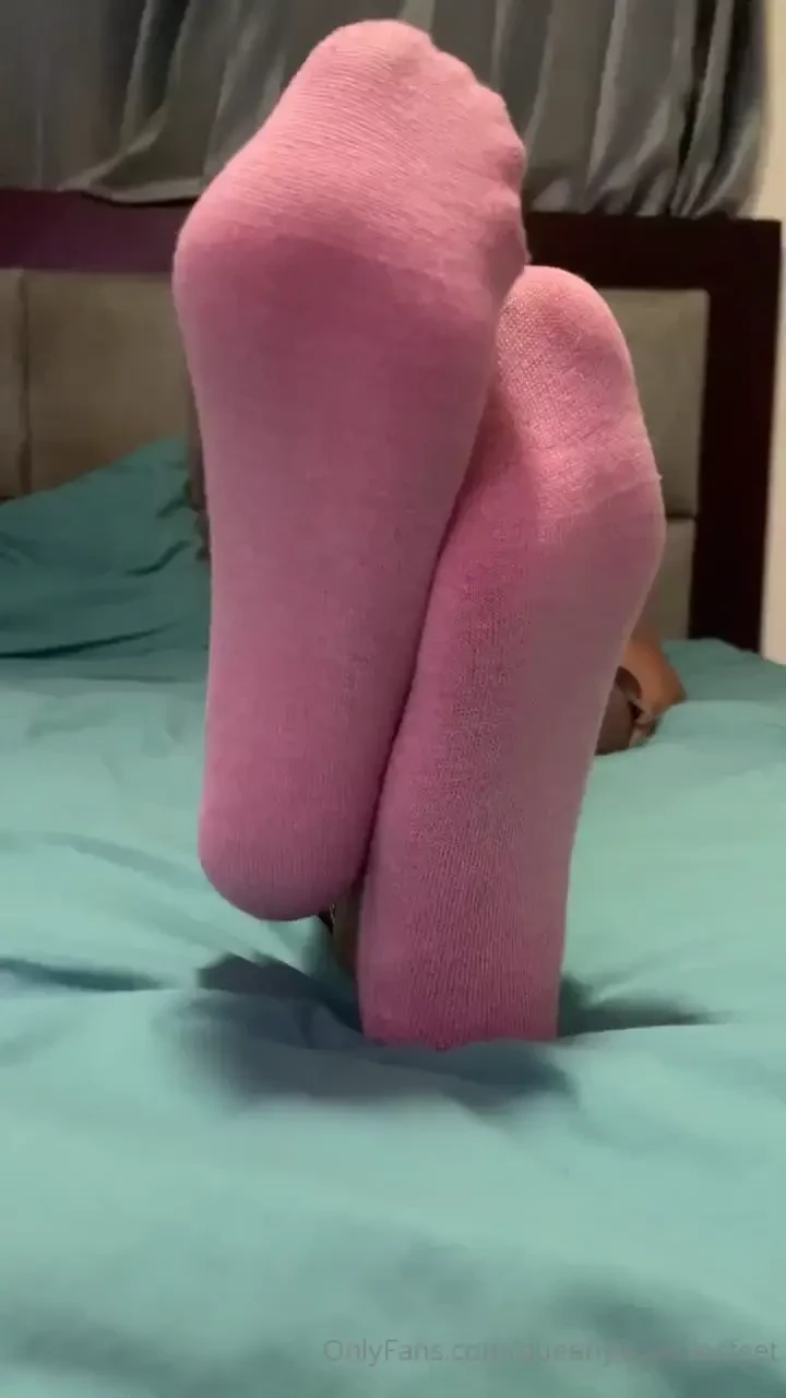 Happy saturday here s some sole angles with those pink socks 