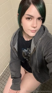 Greetings from the applebees bathroom lt 3