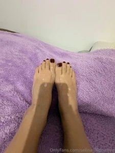 Empty your cock in my feets part 2