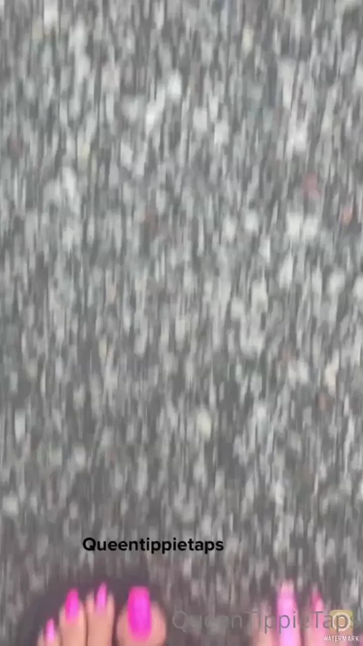 Long pink toes walking 