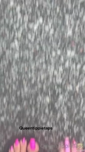 Long pink toes walking