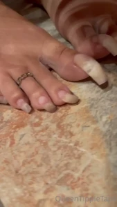 Bare long tapping toenails