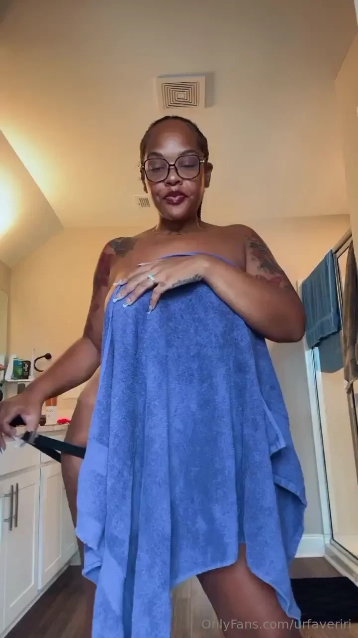 I dropped my towel look at my huge tits and fat pussy 