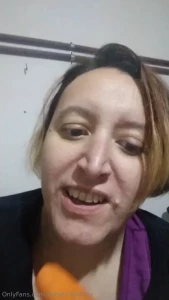 Hahahaha eating carrots