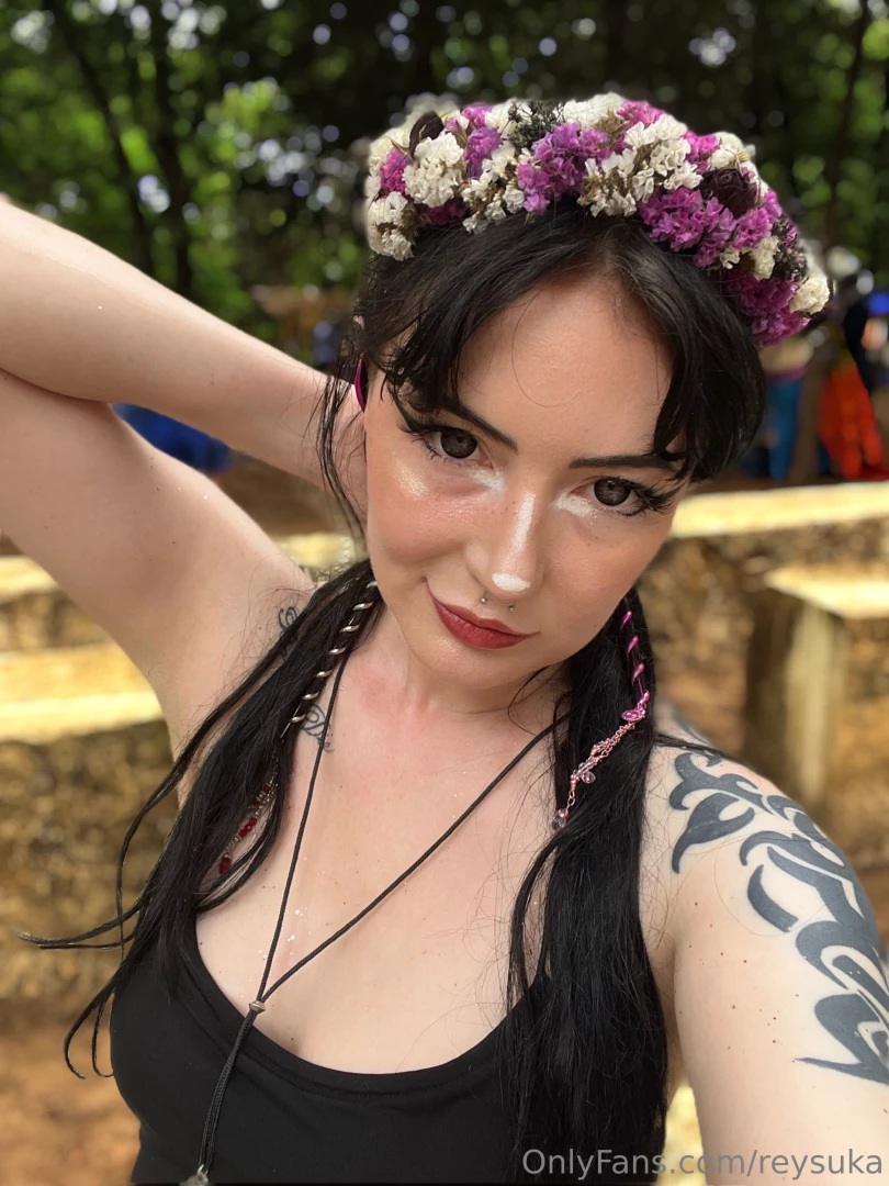 Think i look good as a flower queen 