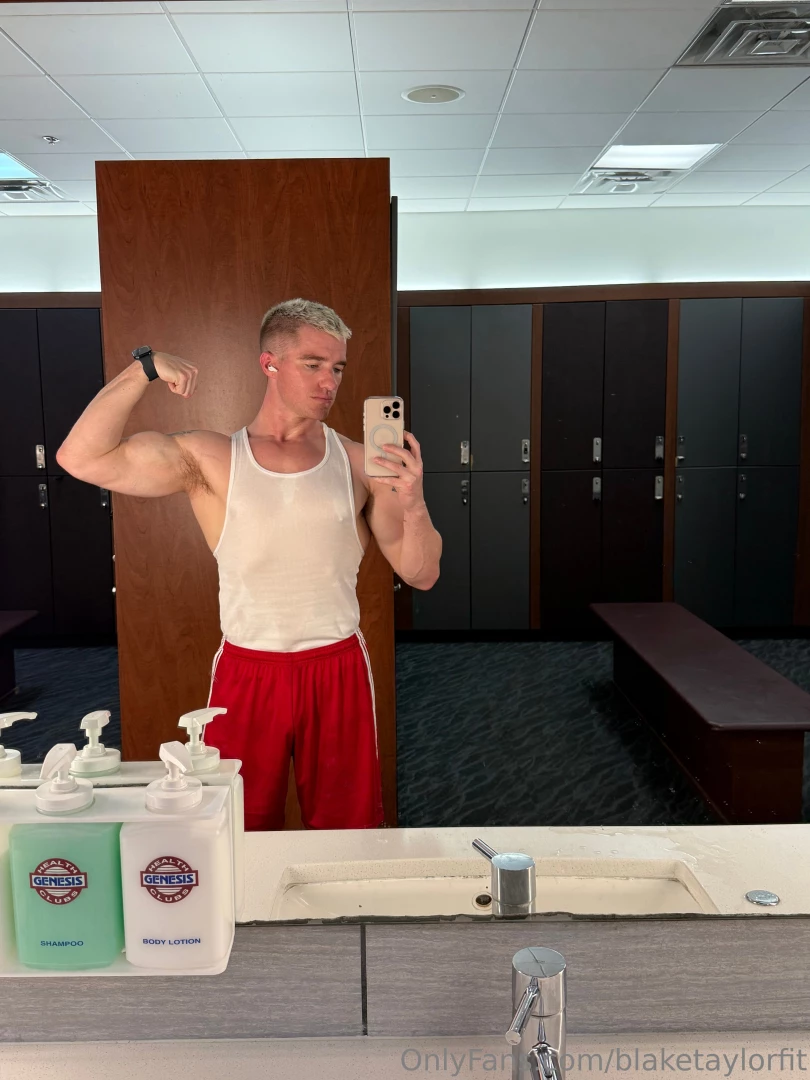 Late night gym session i also wear clothes haha 