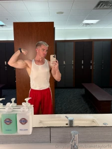 Late night gym session i also wear clothes haha
