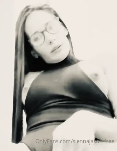 Fuck i get so horny when i make content dm me for the full un-cropped