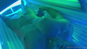 Who else loves tanning