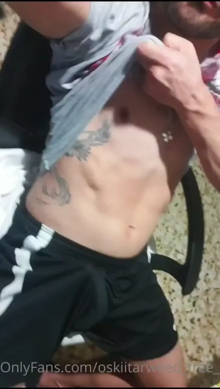 Esta pidiendo una boquita quien viene hacerme una buena mamada video 