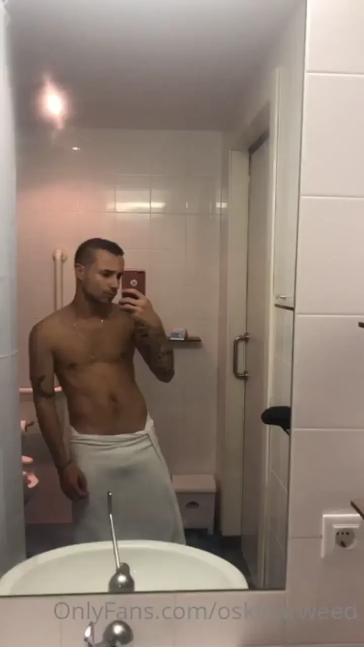 Mi amigo esta super caliente subscribete a su canal tiene videos 