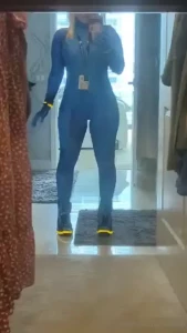 Went to c2e2 today as zero suit samus and she glows gonna have a