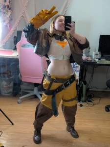 Cosplaying gemma from monster hunter at anime expo today 3