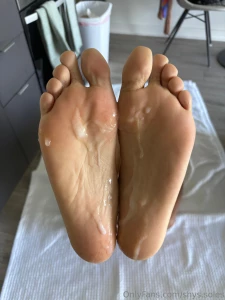 Want to see a big load blown all over my pretty soles now s the