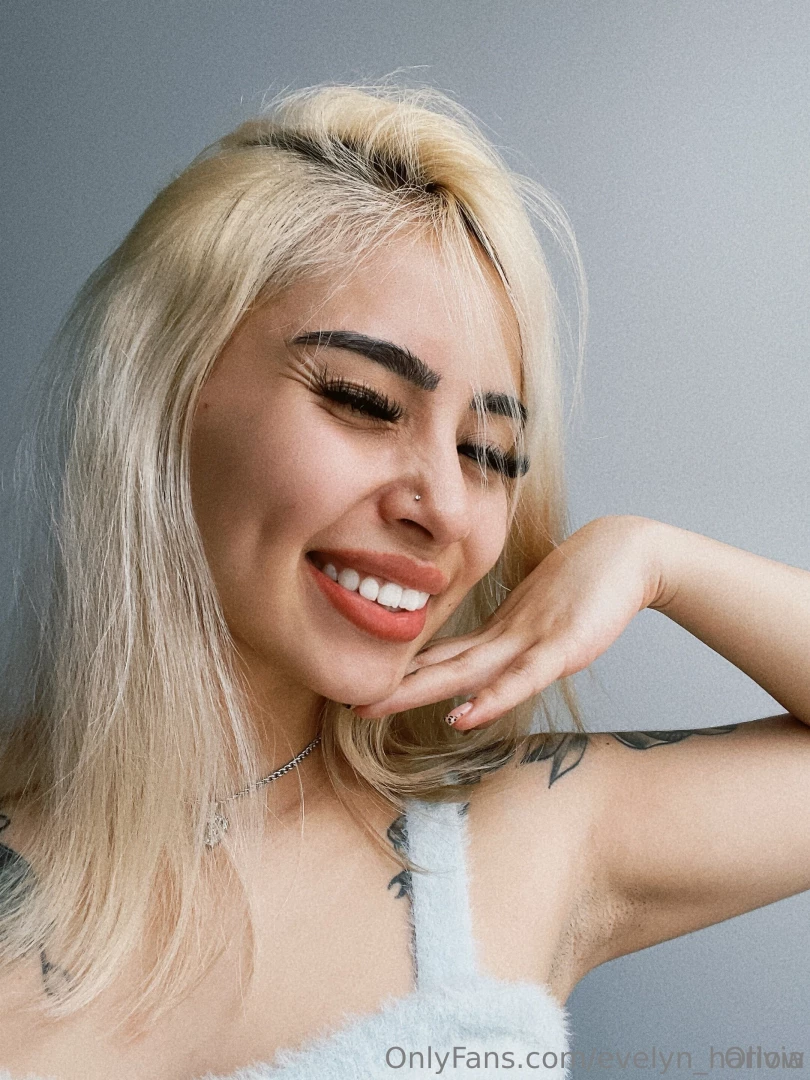 Follow the cute and naughty evelyn_harlow she loves to tell good boys 