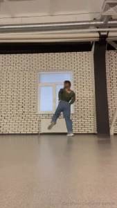 Sporty look for dance training not only emphasizes professionalism and