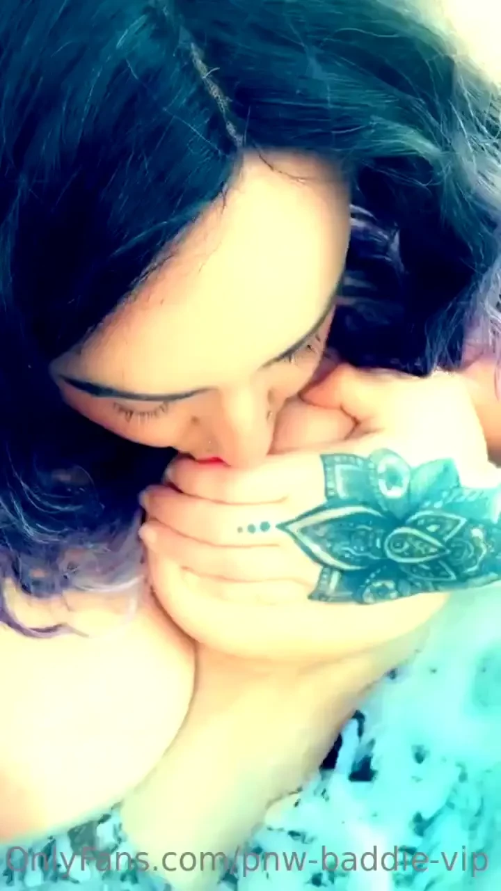 Titty suck who want to come play with me in the hot tub i m lonely 