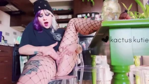 Goth girl cums in fishnets i was writing down some stuff while wearing