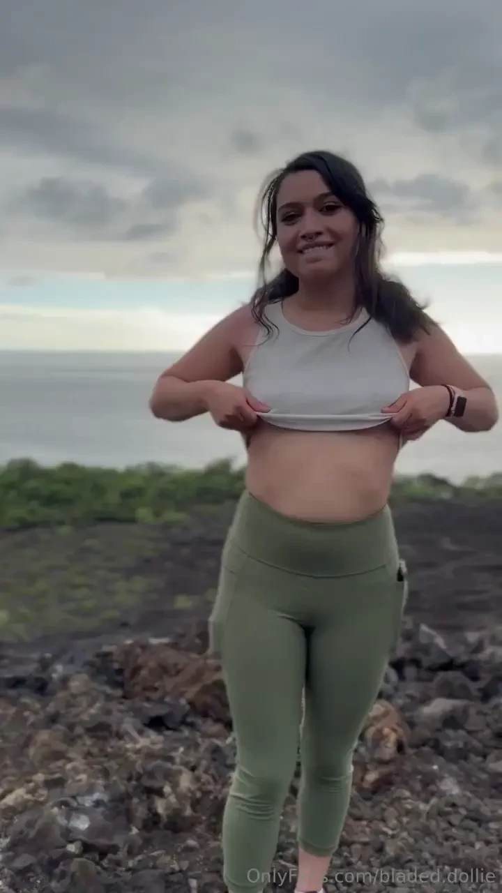 Bladed dollie got frisky on the hike to a private beach cum watch me 