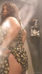 Slow- mo booty reveal for you dm me for custom requests