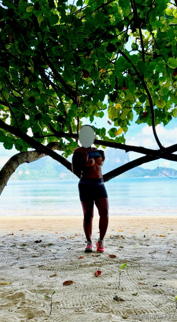 Is it proper etiquette for a mom to flash her tits on the beach in 