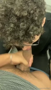 Dei leite na boca do muleque no provador do shopping