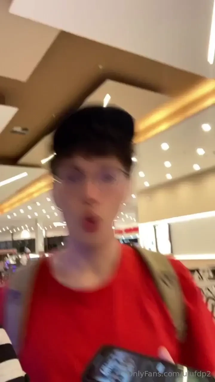 Fui ver wicked com o mlk e a gente parou no banheiro pra mostrar a 