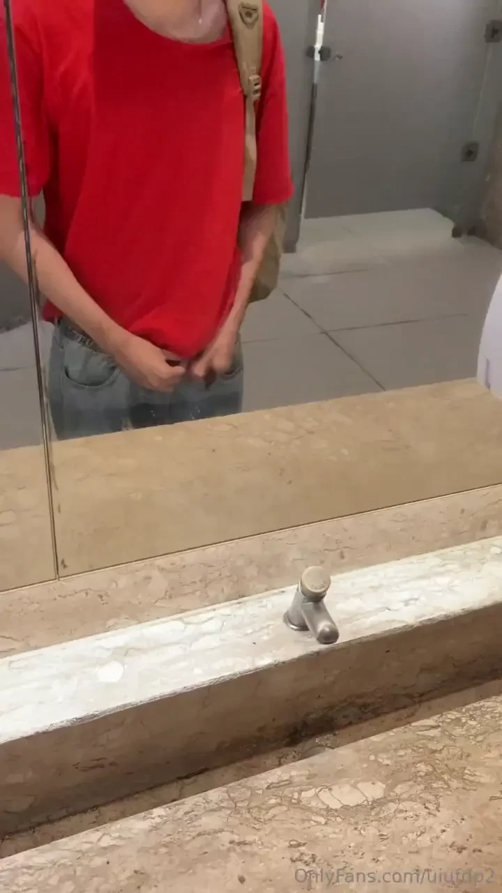 Fui ver wicked com o mlk e a gente parou no banheiro pra mostrar a part 1 