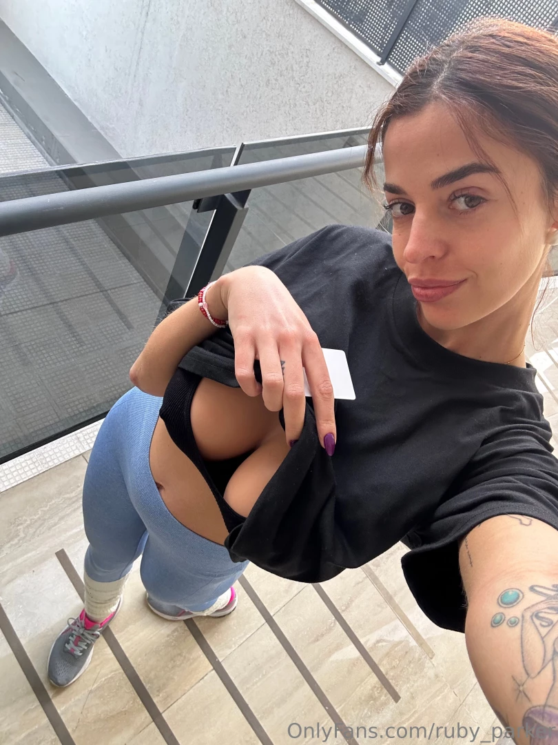 A quick check of my new gym outfit 