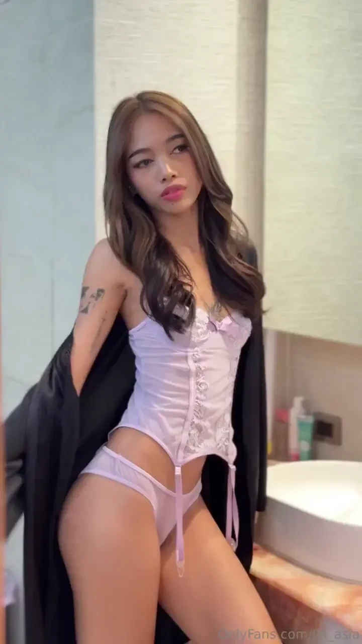 I wanna be you girlfriend 