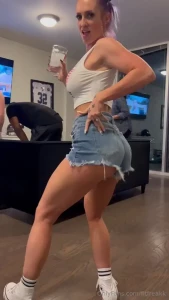 Do you want me to twerk like this on your face