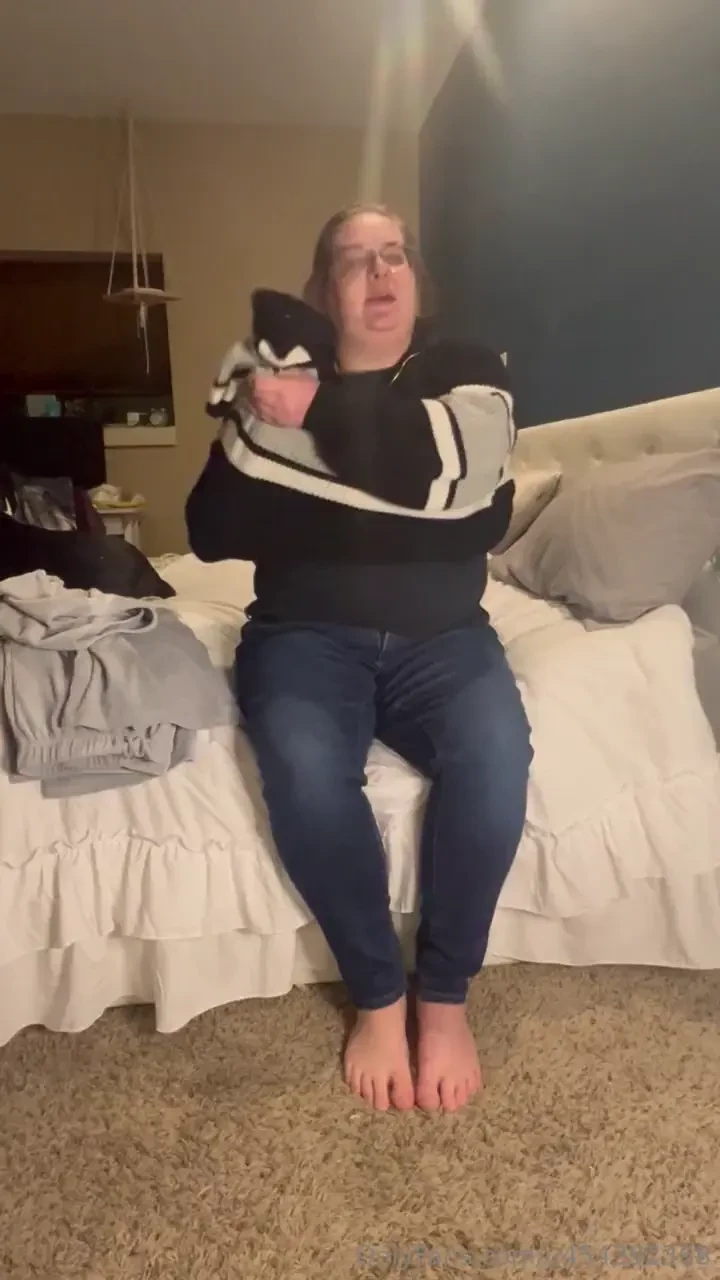 Just finished work come undress with me and massage my feet 