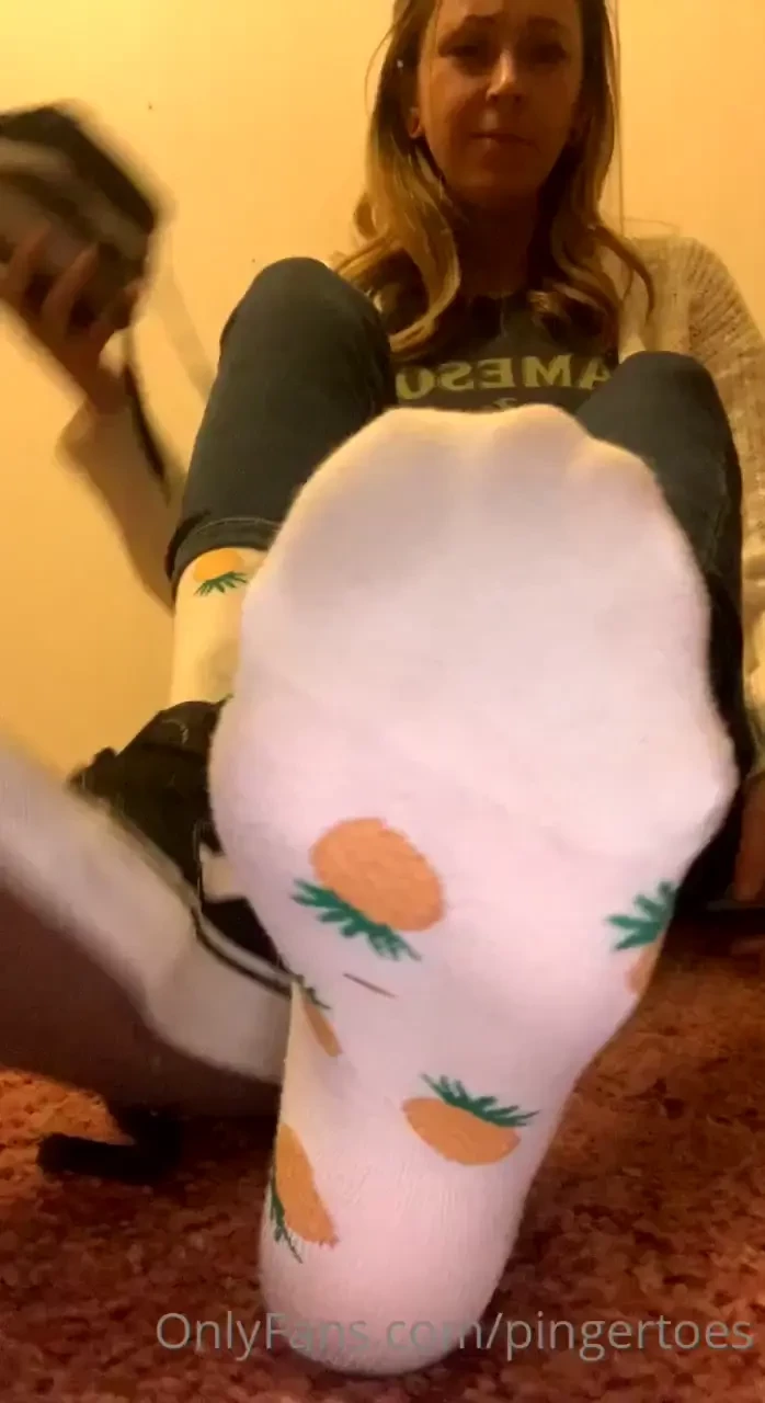 Working on my custom order for one of you asked for white socks this part 1 