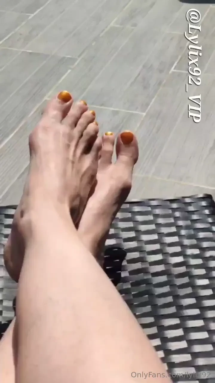 A little sunbath for my feet 
