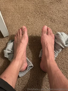 I think i hurt my right foot looks a little swollen or maybe it s just