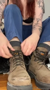 Happy monday back at it with the boots and sweaty socks plus some toe