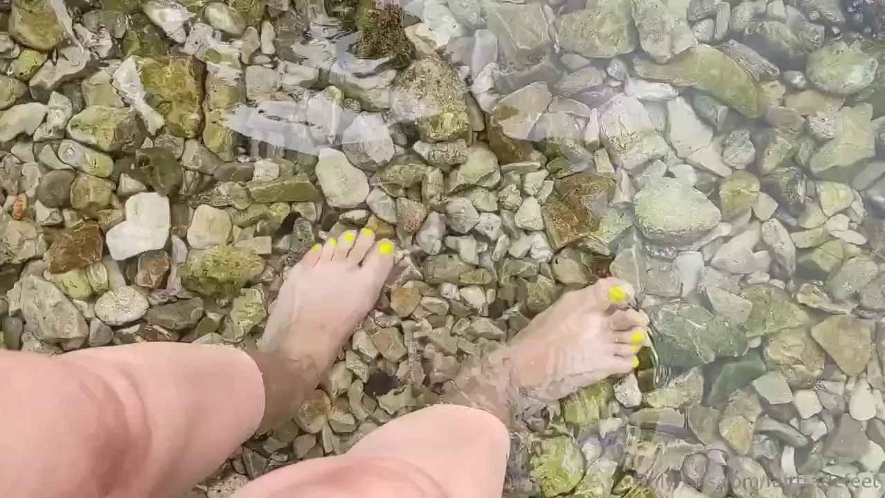 I want to slap your face under the water with my feet feel it 