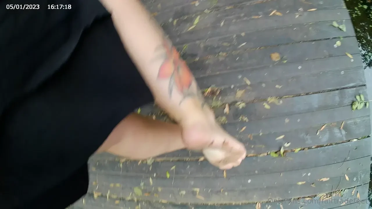 Miss fair trade and arche du triomphe making their feet dirty 