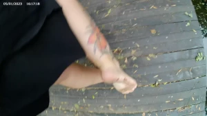 Miss fair trade and arche du triomphe making their feet dirty