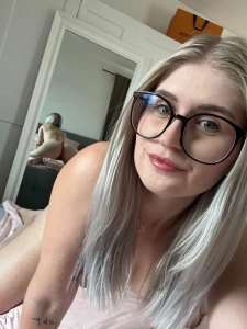 Zoom in the mirror to guess the color of my underwear or maybe just