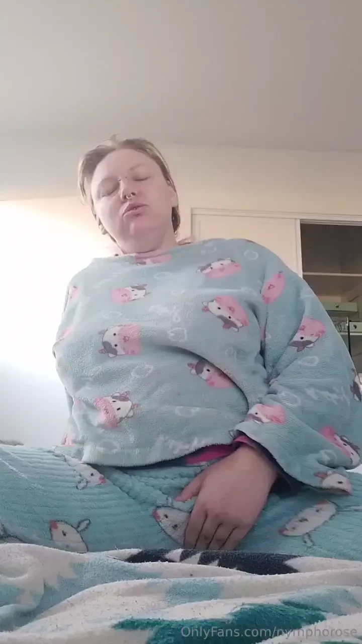 Stoned little girl grinds desperately against her hand while daddy s 