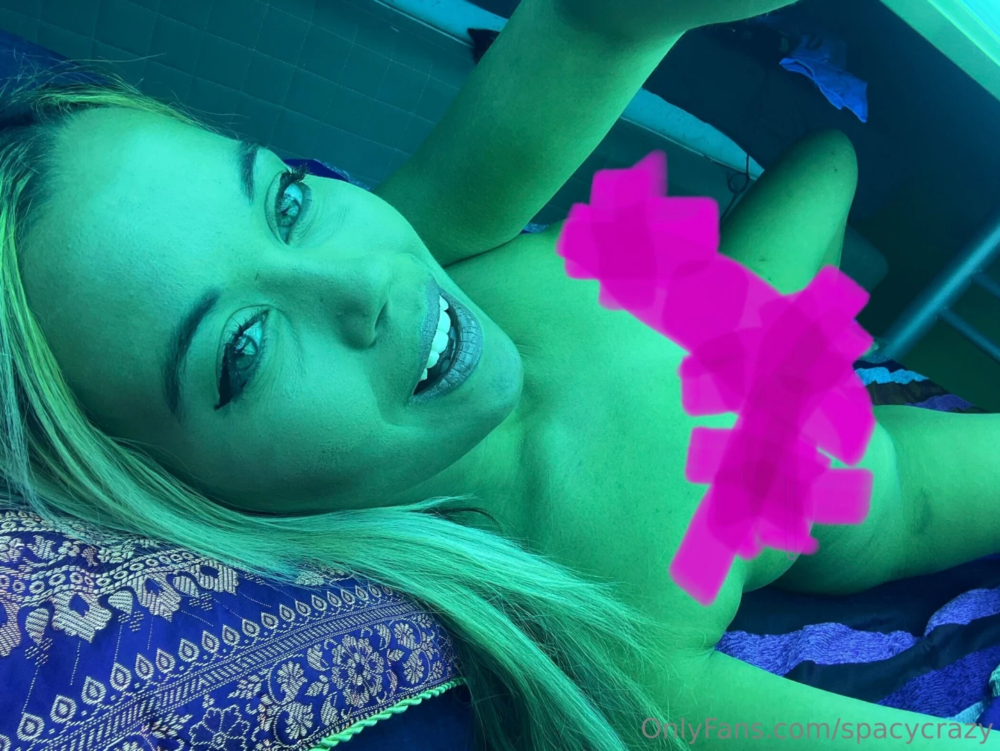 Come join my livestream while i lay under the solarium this evening 9 