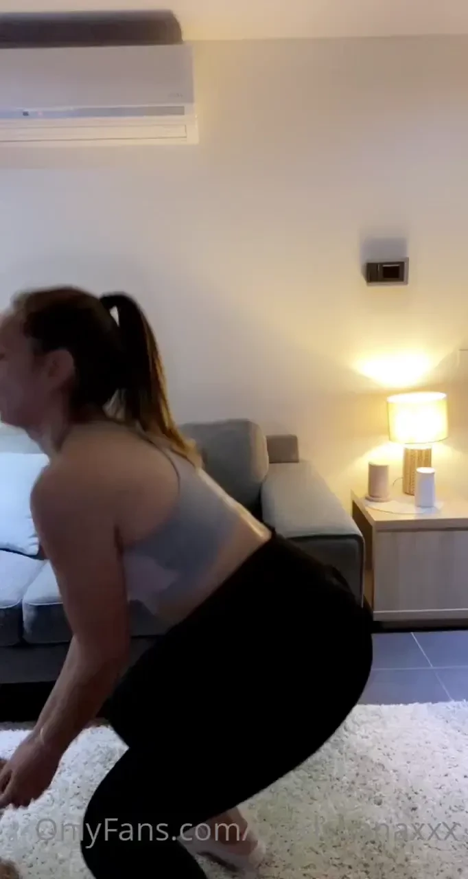 Start my day with some pulse squats before i get my booty slammed 