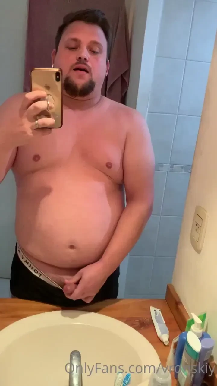 Hey boys today is my birthday so i dedicate this cumshot to all of you 