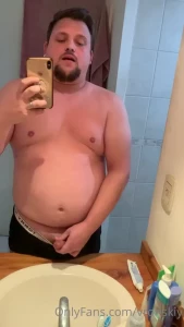 Hey boys today is my birthday so i dedicate this cumshot to all of you