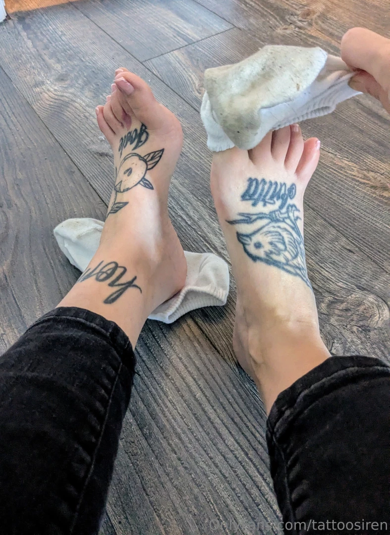 How do you think my feet smell after removing these dirty socks 