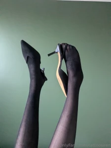 Long legs long toes